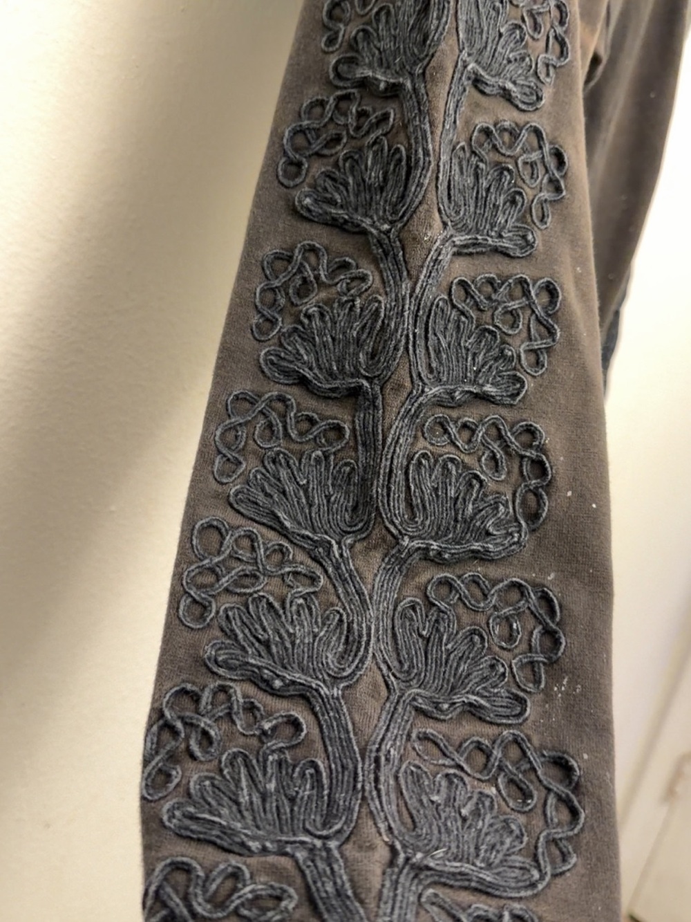 Magnolia Pearl Black Embroidered Side-Panel Legging pants - Picture 8 of 13
